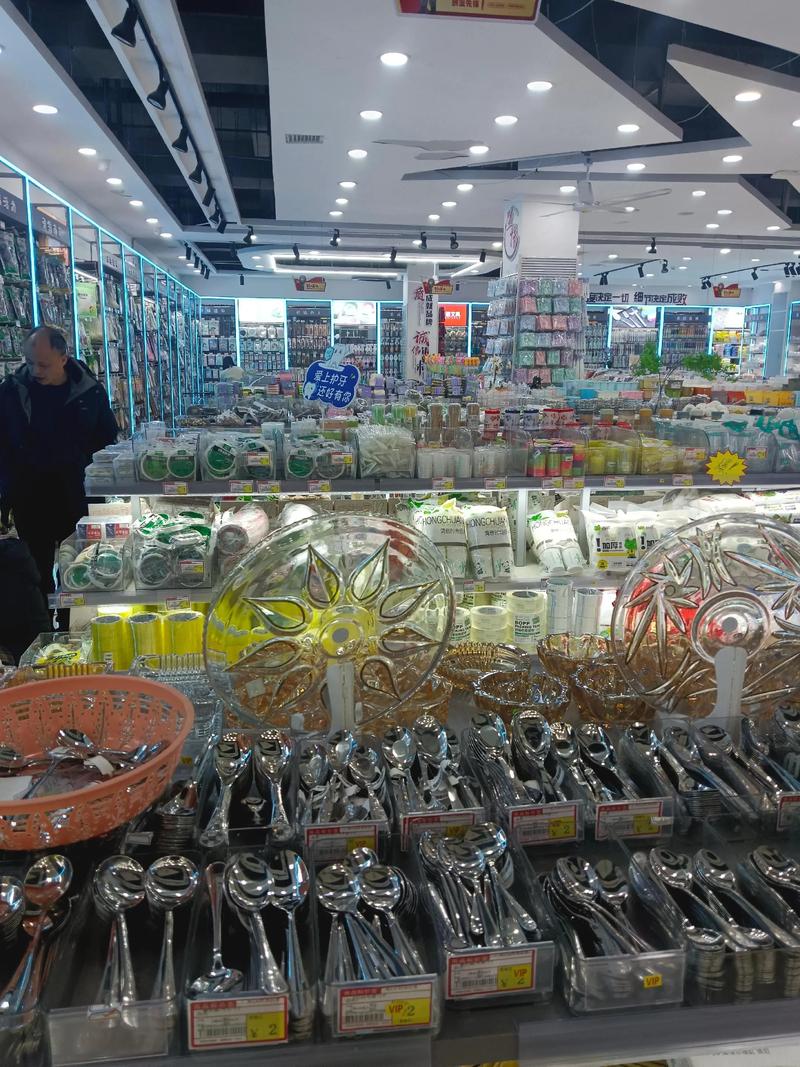 生活中不可或缺的小物件,总能在不经意间带来惊喜与便利。今天,我们就来一起探索一下生活用品图片大全,看看这些看似平凡的物品如何在日常中大放异彩。